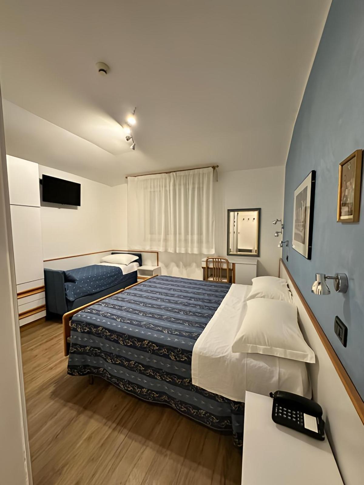 Hotel Piccinelli Римини Екстериор снимка