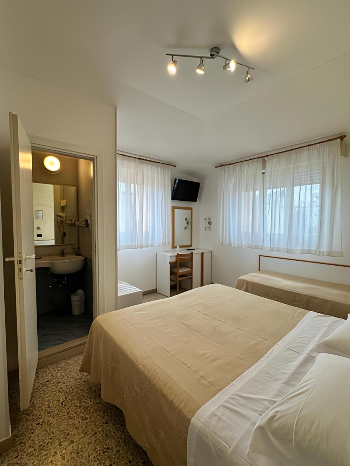 Hotel Piccinelli Римини Екстериор снимка