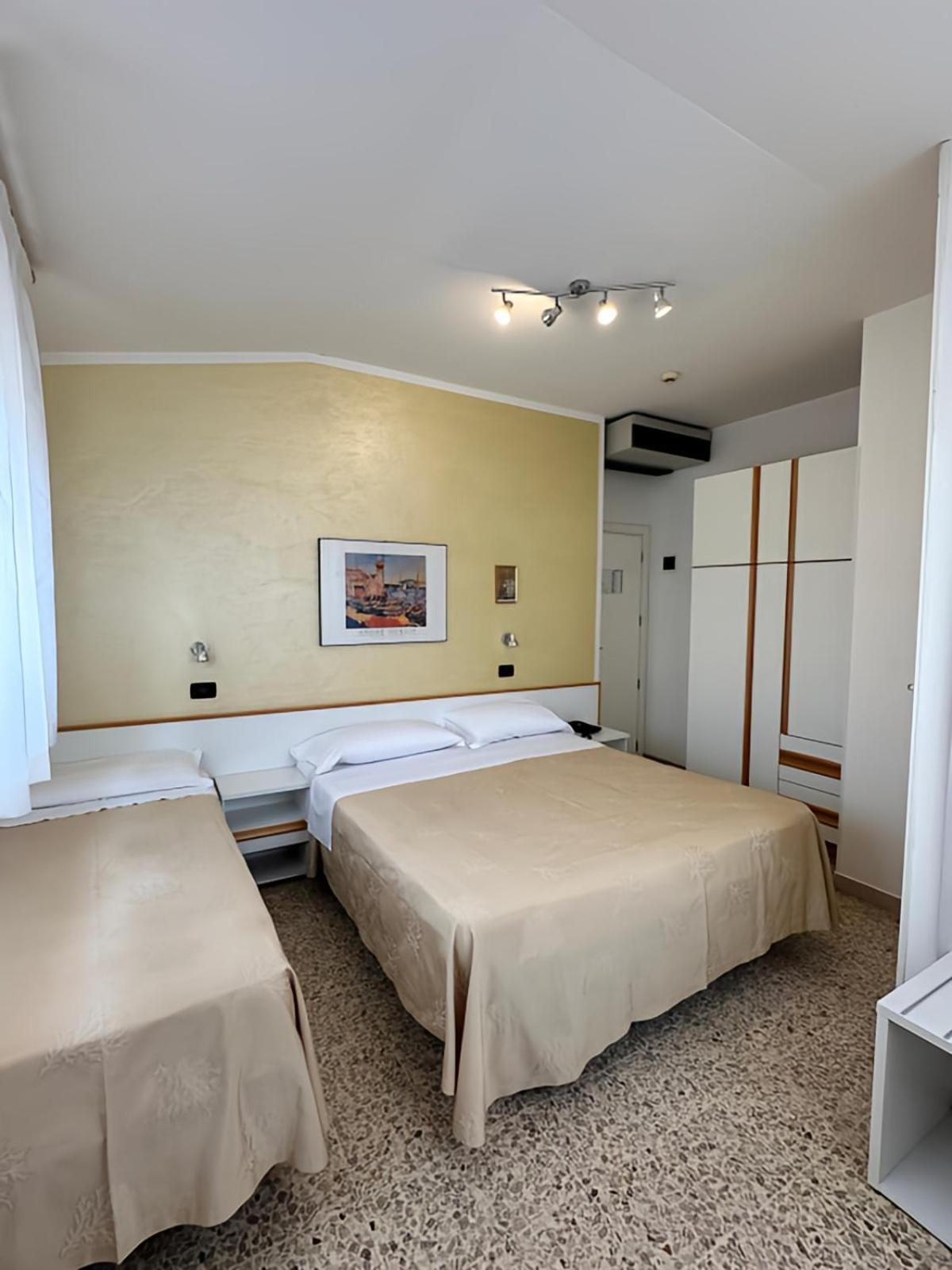 Hotel Piccinelli Римини Екстериор снимка