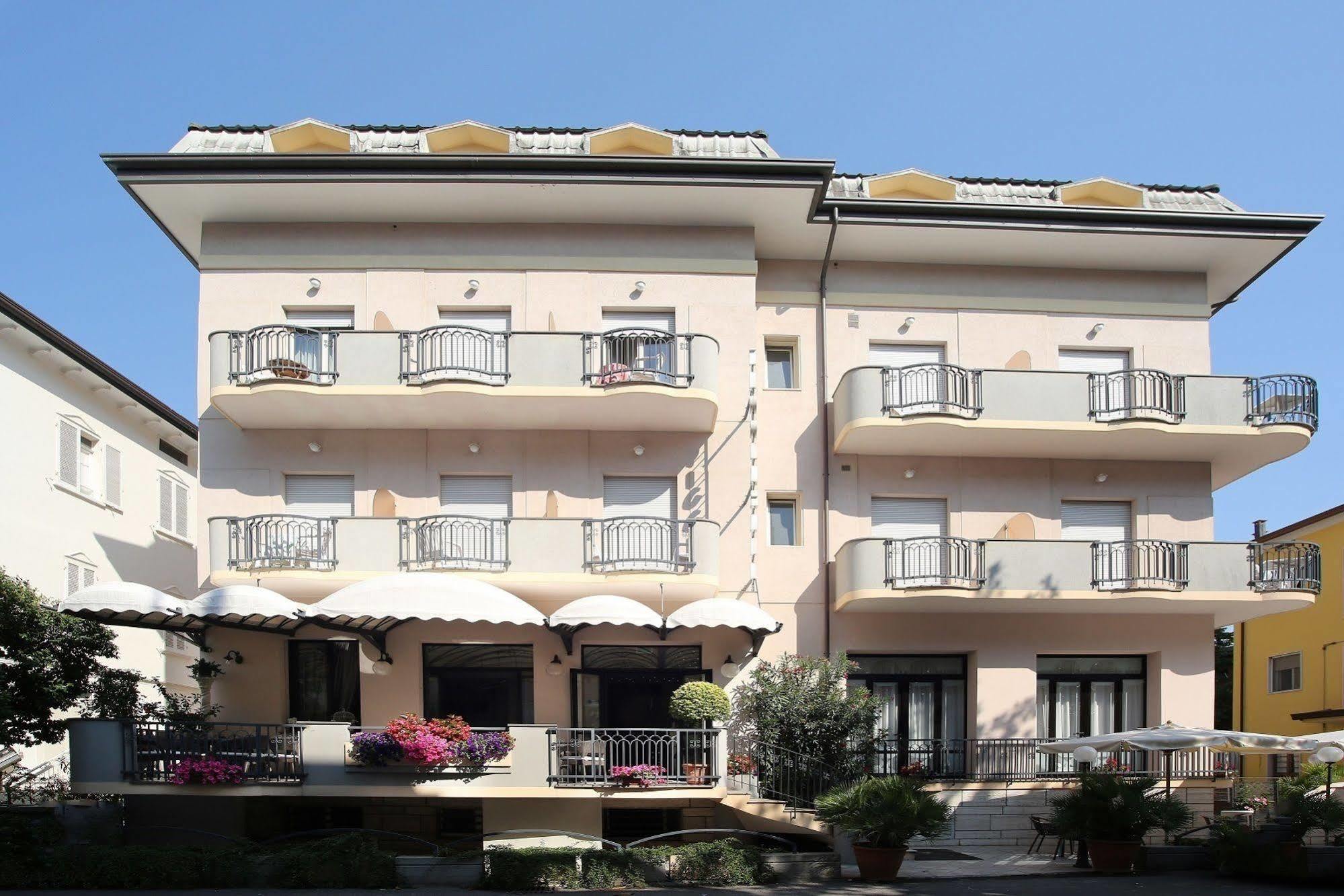 Hotel Piccinelli Римини Екстериор снимка
