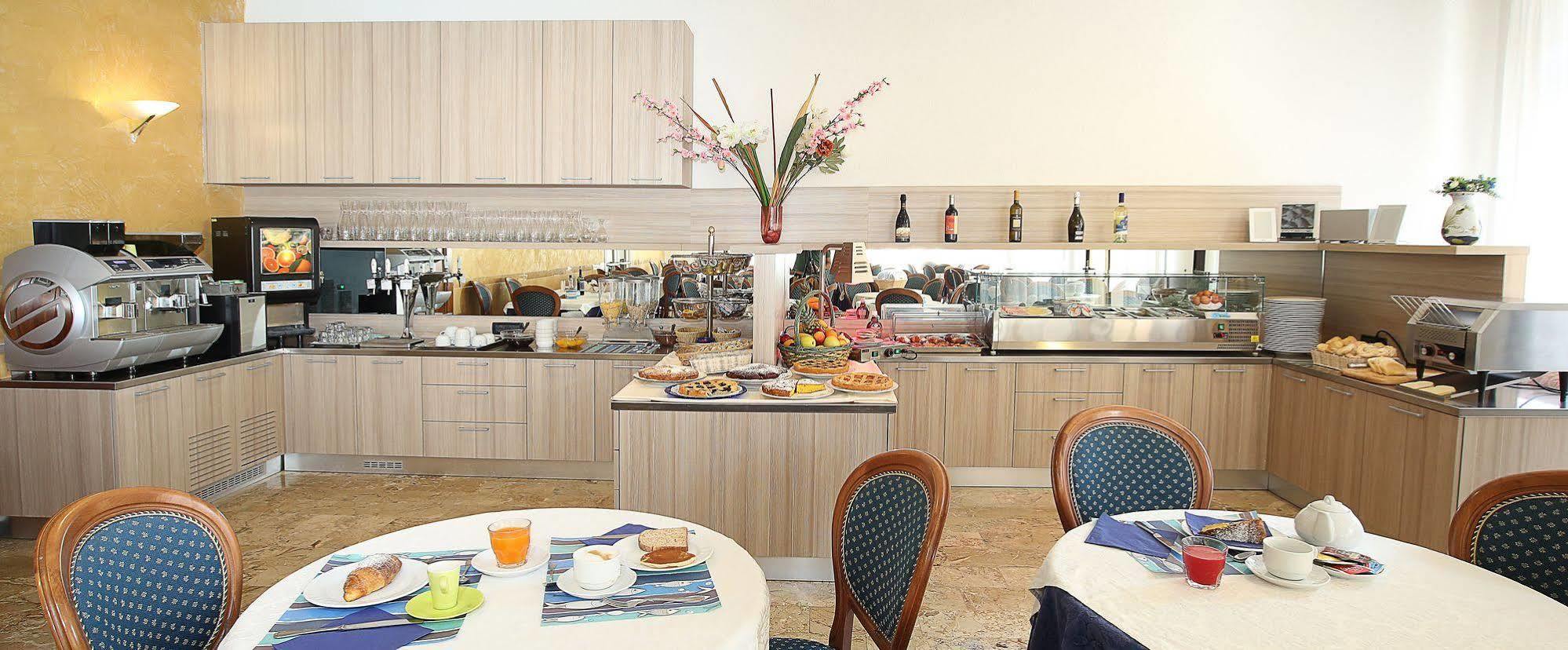 Hotel Piccinelli Римини Екстериор снимка
